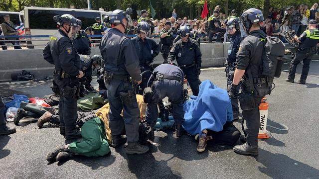 Plus de 1500 arrestations lors d'une action pour le climat aux Pays-Bas. [AFP - Abdullah Asiran / Anadolu Agency]