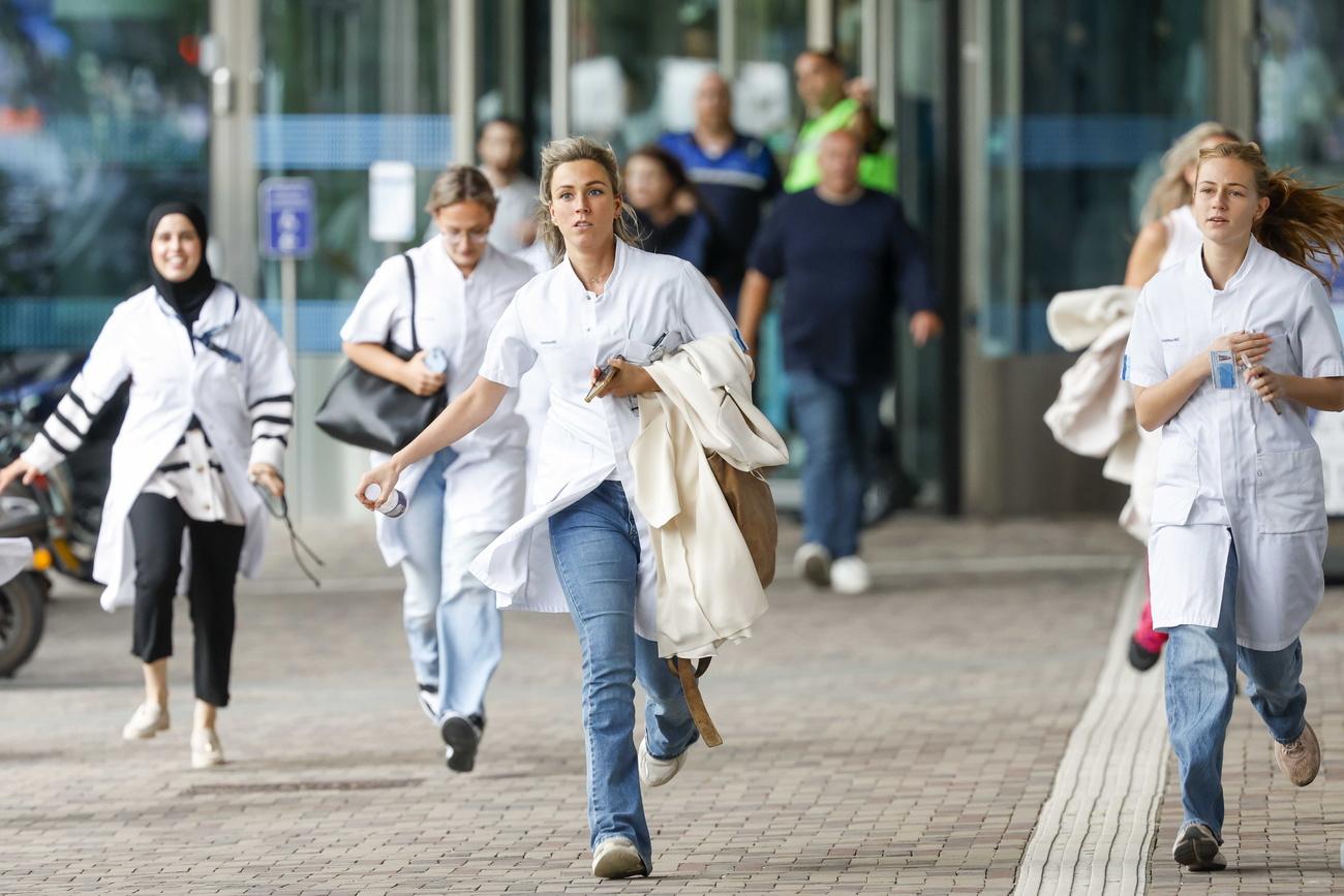Le personnel médical quitte l'hôpital Erasmus MC Rotterdam, qui a été bouclé après deux fusillades à Rotterdam, le 28 septembre 2023. [Keystone - Bas Czerwinski]