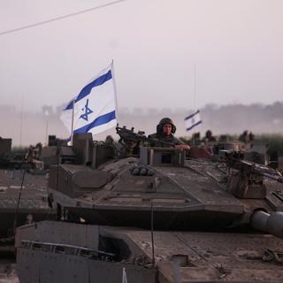 Une unité d'artillerie de l'armée israélienne se rassemble près de la frontière entre Israël et la bande de Gaza, dans le sud d'Israël, le 12 octobre 2023. [reuters - Ronen Zvulun]
