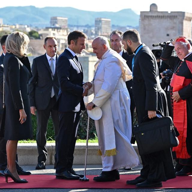 Le pape François accueilli au Palais du Pharo par le président Emmanuel Macron et son épouse Brigitte. [afp - Andreas Solaro]
