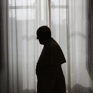 La silhouette du pape François au Vatican en octobre 2013. [Keystone/EPA - Max Rossi]