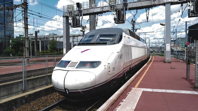 Un train de la RENFE (Réseau national des chemins de fer espagnols) est stationné à la gare de Lyon Part Dieu, à Lyon, le 6 juillet 2023. [AFP - OLIVIER CHASSIGNOLE]