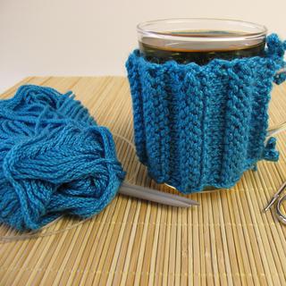 Coupe tricotée confortable - tisane et tricot. [Depositphotos - ©HeikeRau]