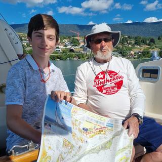 Nathan De Bosset et son grand-père Jean De Bosset dit Bosco et les cartes de navigation. [RTS - Maya Chollet]