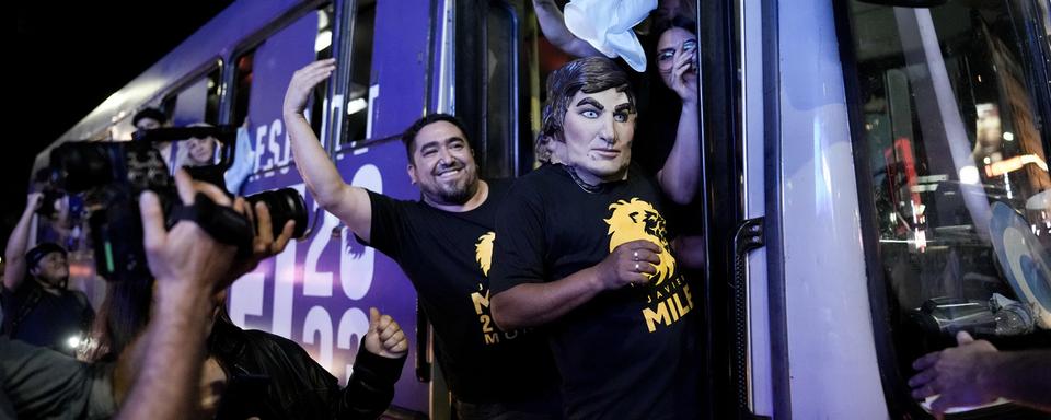 Les partisans du candidat à la présidentielle argentine Javier Milei célèbrent son élection réussie devant le candidat péroniste de centre-gauche Sergio Massa. [Keystone/AP Photo - Rodrigo Abd]