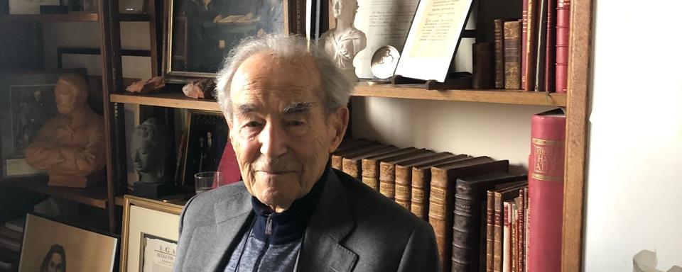 Robert Badinter dans son bureau parisien en 2023. [RTSinfo - Nicolas Vultier]