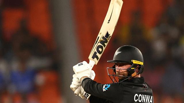 Devon Conway (Nouvelle-Zélande) en action lors de la Coupe du monde de cricket ICC 2023 en Inde. [Reuters - Andrew Boyers]