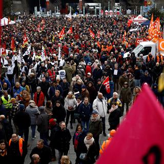 Des personnes participent à une manifestation contre le projet de réforme des retraites, à Saint-Nazaire, en France, le 7 mars 2023. [Reuters - Stephane Mahe]