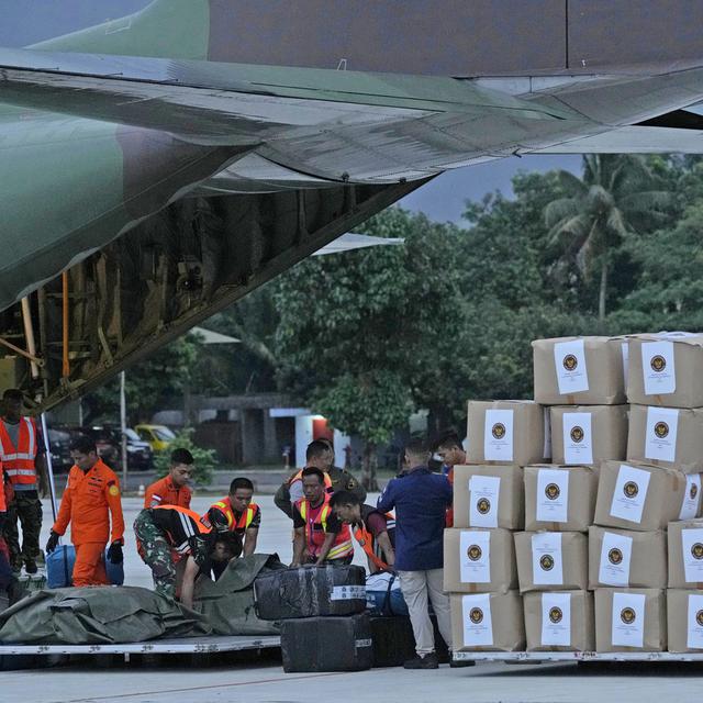 De l'aide pour les victimes du séisme acheminée depuis l'Indonésie. [Tatan Syuflana/AP]