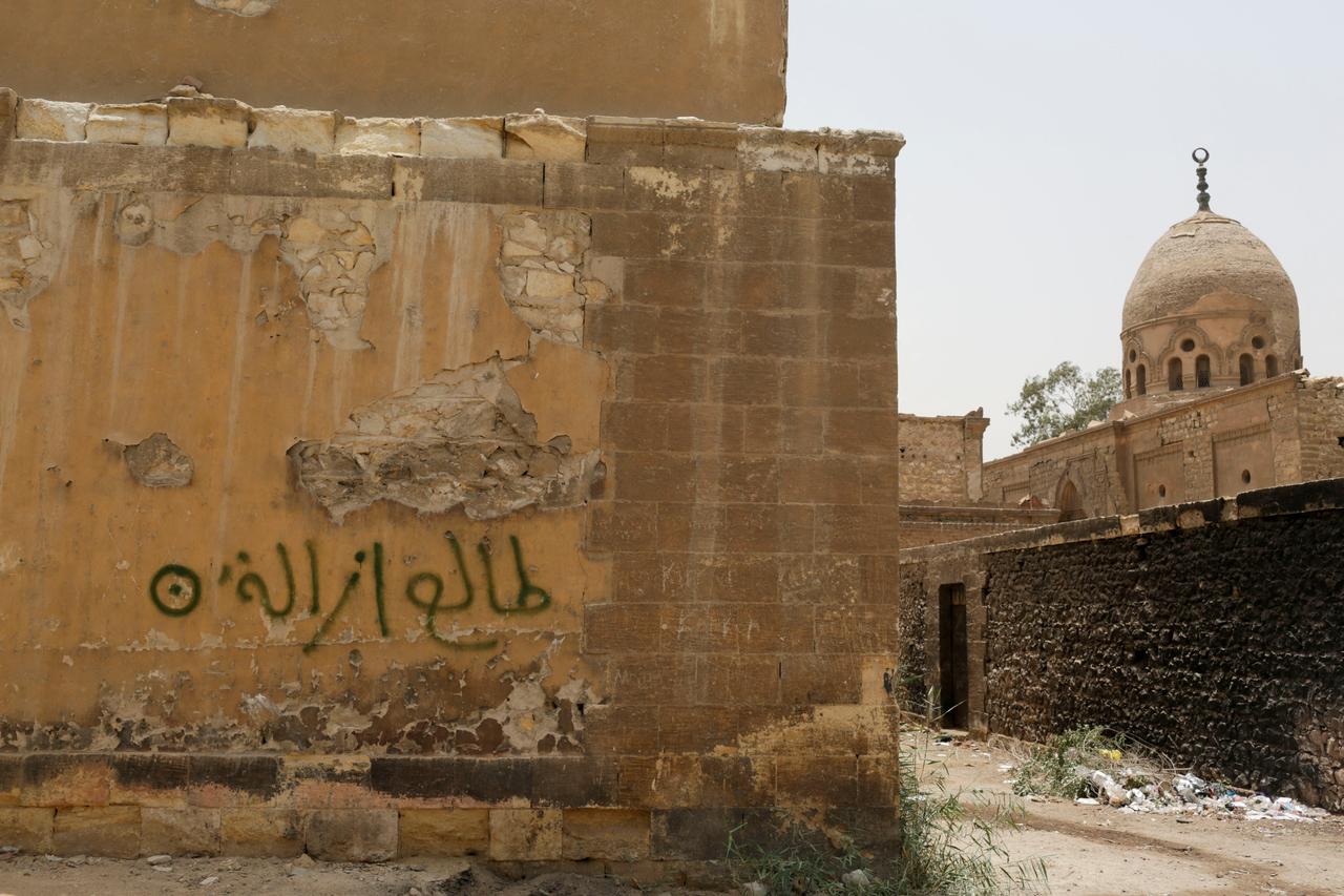 La phrase "Nous allons détruire" est écrite sur un bâtiment du cimetière de l'imam Al-Shafi’i, le 2 juin 2023, dans la Cité des morts du Caire. [Reuters - Hadeer Mahmoud]