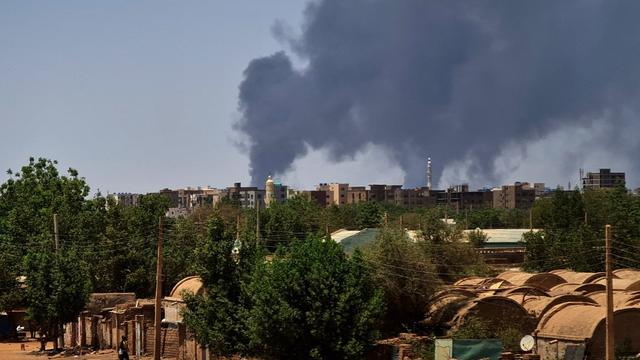 Raids aériens, tirs et explosions ont de nouveau secoué Khartoum lundi. [AFP]