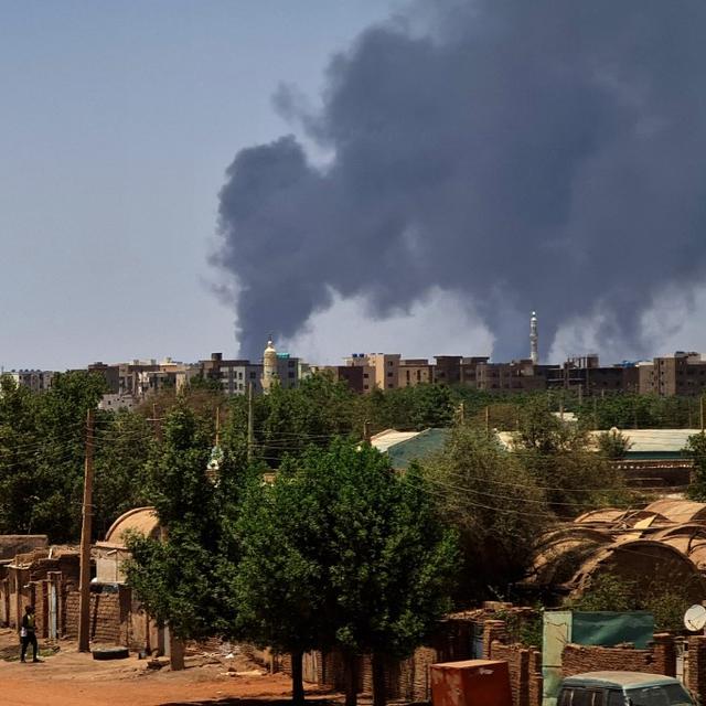 Raids aériens, tirs et explosions ont de nouveau secoué Khartoum lundi. [AFP]