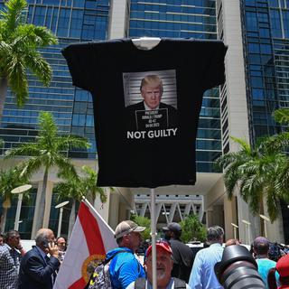 Des partisans de Donald Trump en marge de sa comparution dans un tribunal de Miami. [AFP - Giorgio Viera]