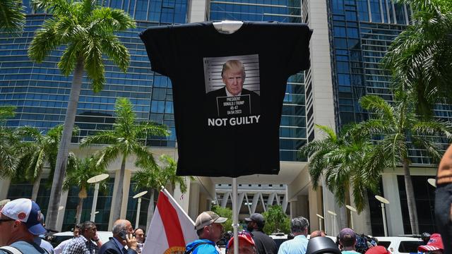 Des partisans de Donald Trump en marge de sa comparution dans un tribunal de Miami. [AFP - Giorgio Viera]