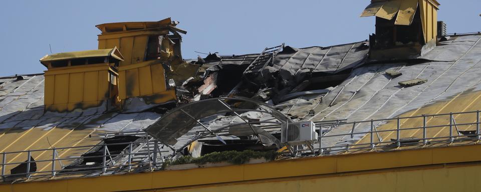 Un toit endommagé à cause d'un drone dans la région de Kiev. [Keystone - EPA/Sergey Dolzhenko]