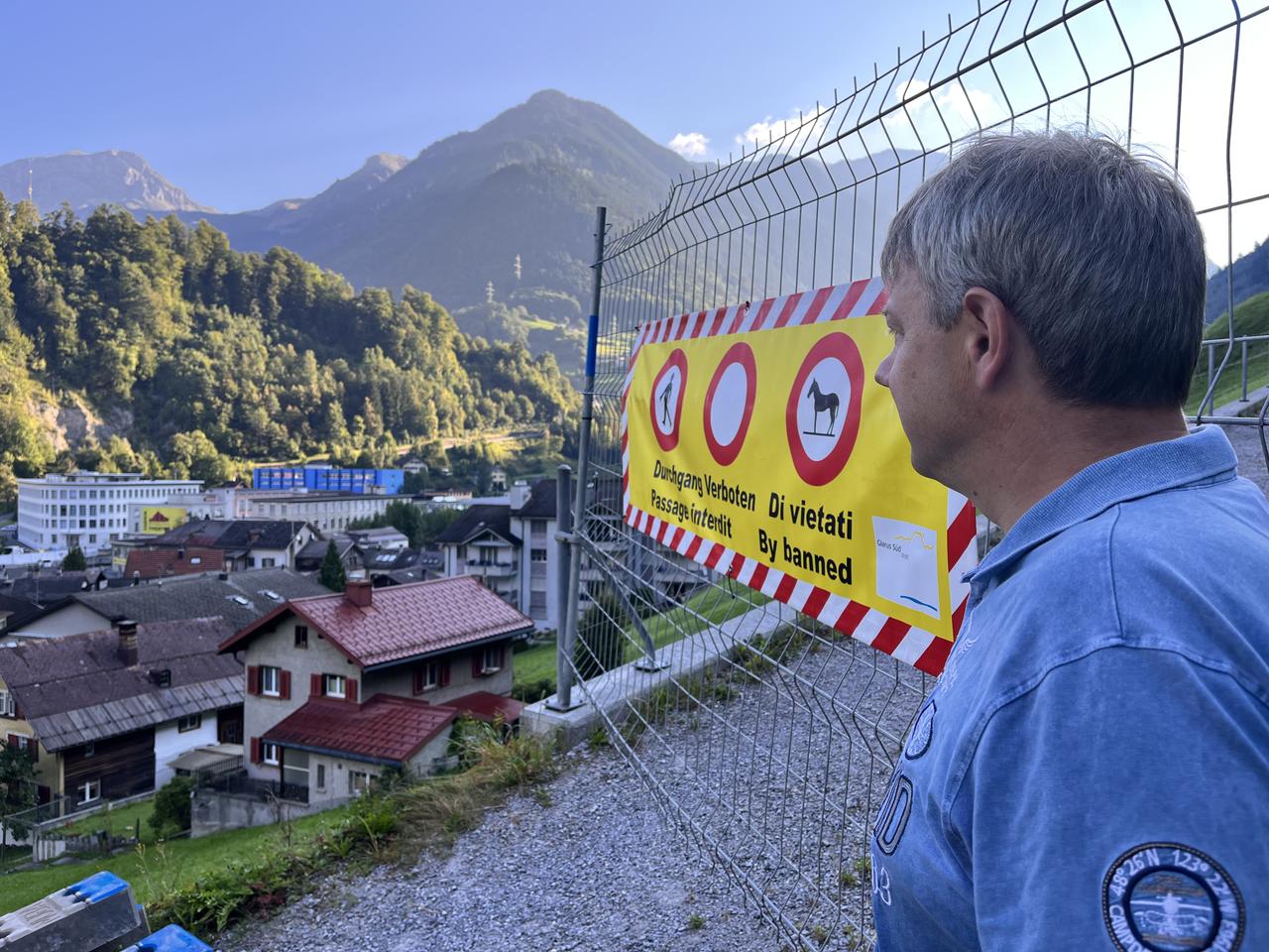 Jürg Hefti ne sait pas quand il pourra réintégrer sa maison de Schwanden (GL). [RTS - Cédric Guigon]