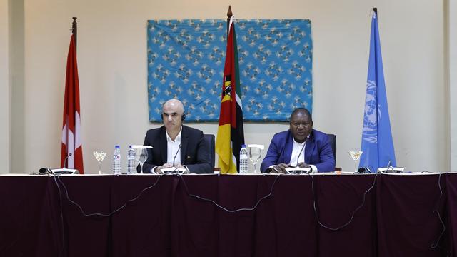 Les présidents suisse et mozambicain, Alain Berset et Jacinto Nyusi, le 10.02.2023 à Pemba. [Keystone - Peter Klaunzer]