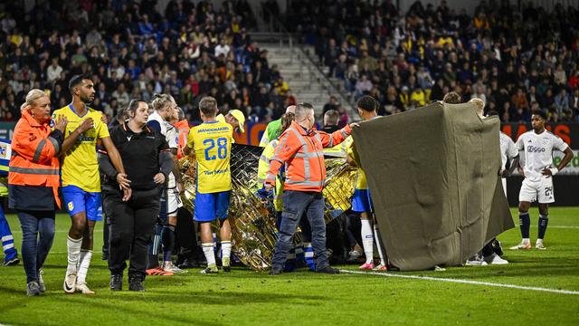 Etienne Vaessen a rapidement été protégé par des bâches durant l'intervention des soigneurs. [Imago]