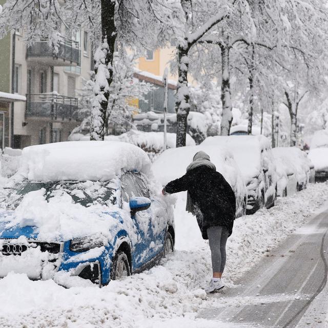 La ville de Munich s'est réveillée couverte de neige ce samedi 2 décembre. [Keystone/EPA - Anna Szilagyi]