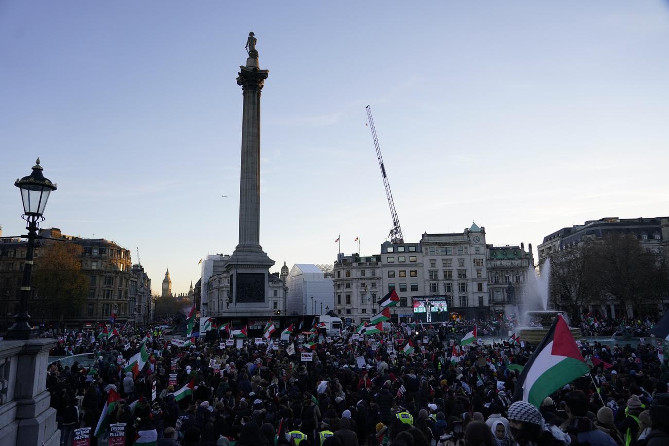 Des dizaines de milliers de Britanniques ont manifesté samedi à Londres en soutien aux Palestiniens. [KEYSTONE - AP Photo/Alberto Pezzali]