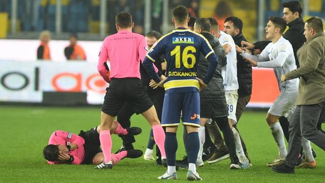 Ces images de violence avaient suscité l'indignation dans le monde du football. [Imago - Depo Photos]