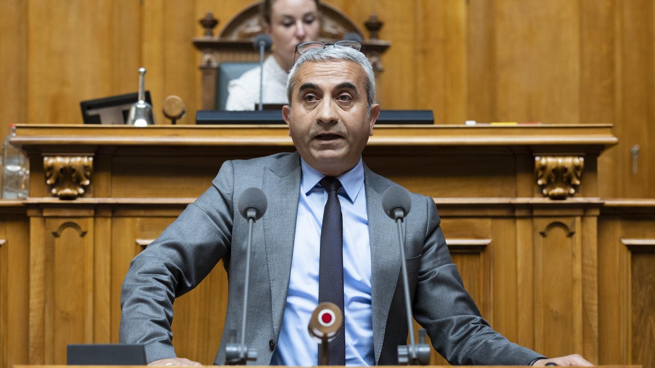 Le conseiller national Mustafa Atici (PS/BS) retire sa candidature pour la succession d'Alain Berset au Conseil fédéral. [Keystone - Peter Klaunzer]
