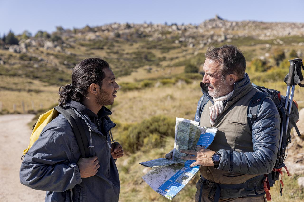 Dylan Robert et Jean Dujardin dans "Sur les chemins noirs", de Denis Imbert. [Radar Films - Thomas Goisque]