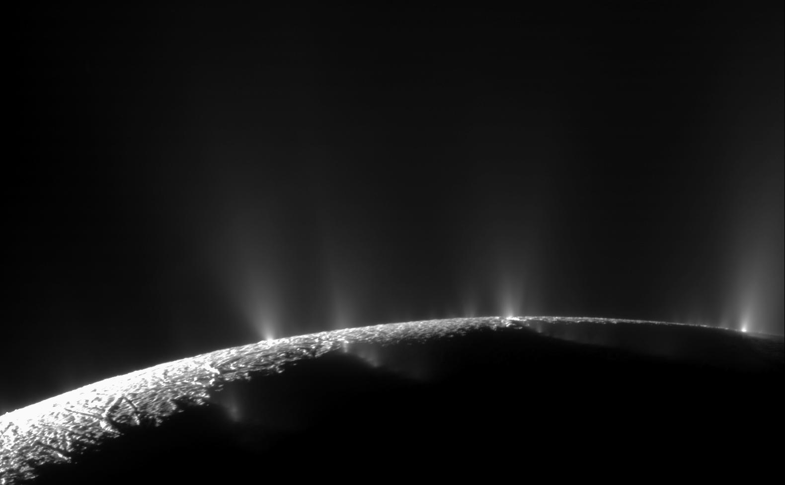 Dans cette image réelle prise par Cassini, le contre-jour du Soleil illumine de manière spectaculaire les geysers d'Encelade. Des composés organiques – les éléments constitutifs de la vie sur Terre – ainsi que des gaz volatils, de la vapeur d'eau, du dioxyde et du monoxydede carbone, des sels et de la silice ont été détectés dans le panache d'Encelade. [NASA - JPL-Caltech/SSI]