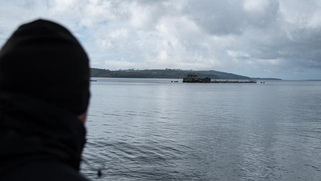 Les fiords de la pointe du continent sud-américain, tout comme ceux dʹIslande ou de Norvège, sont envahis par des fermes de saumon dʹélevage dont les impacts sont multiples comme par exemble la destruction des écosystèmes marins, l'usage massif dʹantibiotiques, le tout dans des conditions de travail déplorables. [RTS - Marion Esnault]