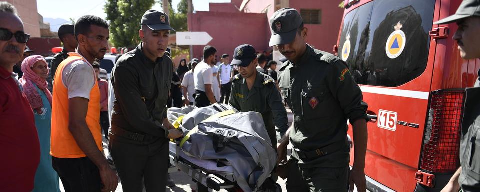 Des blessés sont transportés du centre de santé d'Amizmiz à Marrakech, au Maroc, le 9 septembre 2023. [Keystone - EPA/JALAL MORCHIDI]