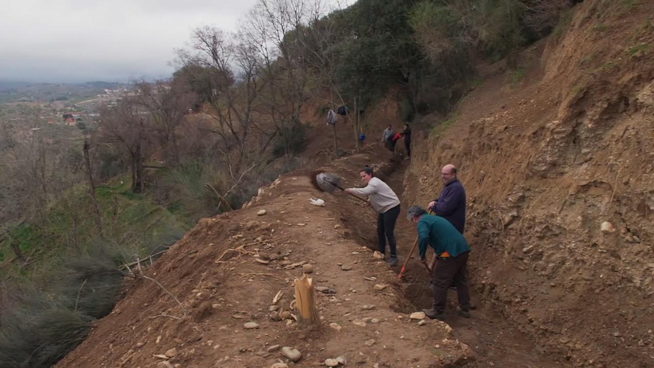 José Maria Civantos, directeur de MEMOLab à l'Université de Grenade, et ses équipes remettent en fonction les anciens systèmes d'irrigation. [RTS]