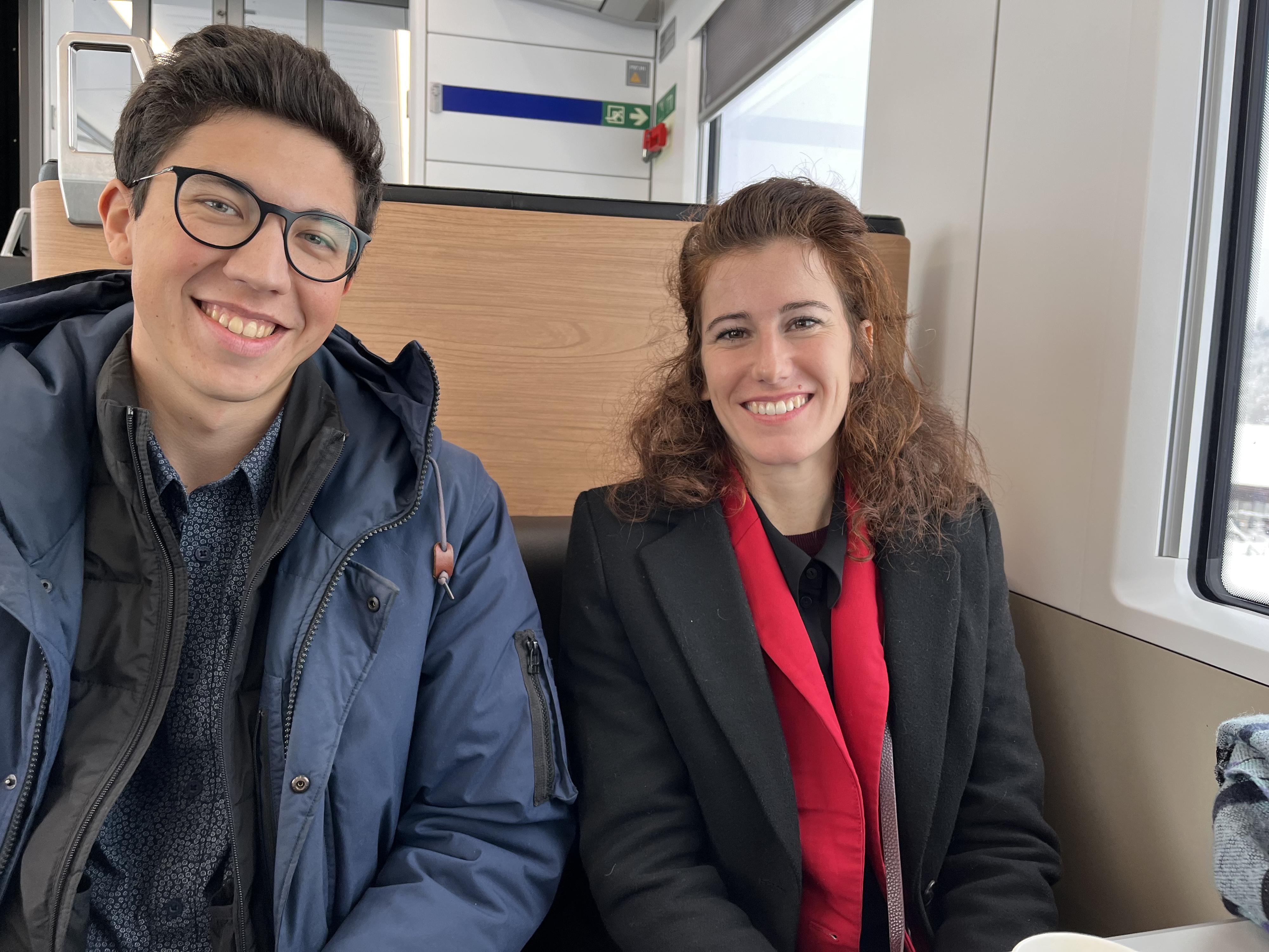 Brenda Tuosto dans le train pour Berne avec son assistant parlementaire. [15 RTS - 15 Minutes]