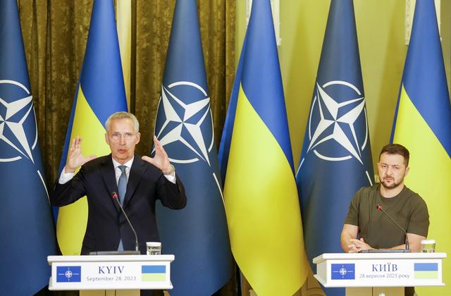 Le président ukrainien Volodymyr Zelensky a reçu à Kiev le Secrétaire général de l'OTAN Jens Stoltenberg. [epa / Keystone - Sergey Dolzhenko]