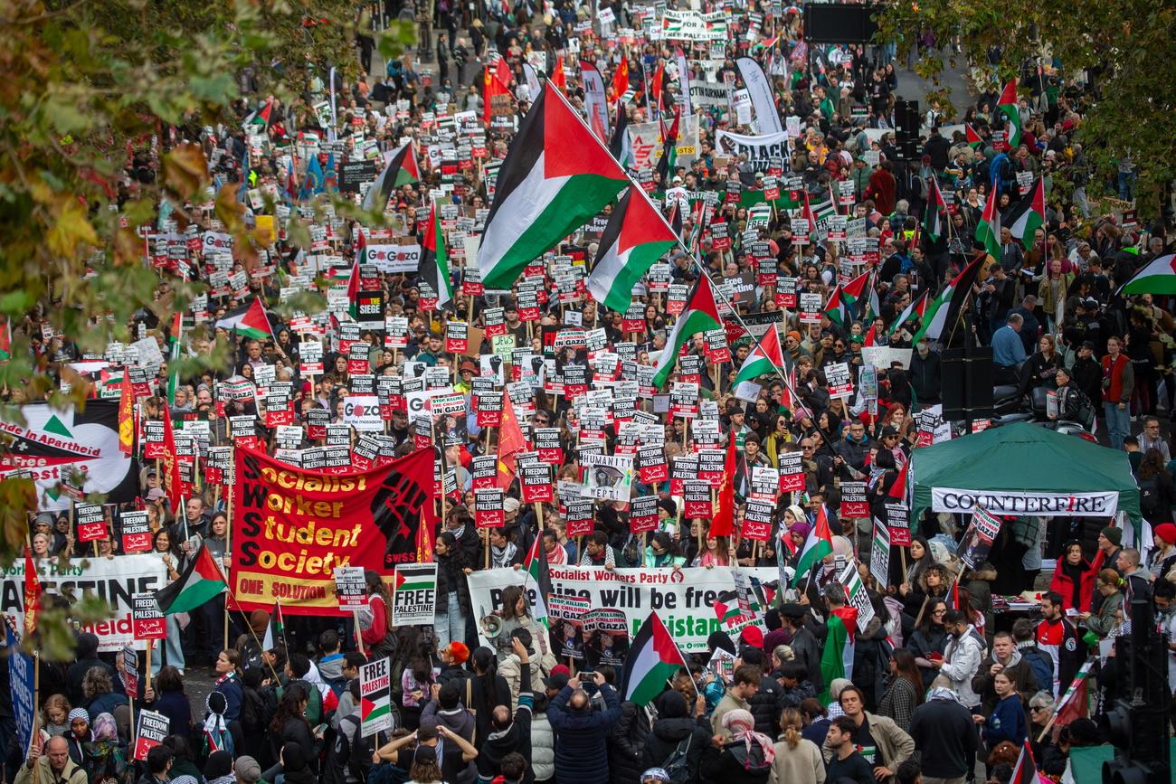 Vaste manifestation à Londres pour un cessez-le-feu à Gaza. [Keystone - Tayfun Salci]