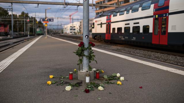 Des roses déposées sur le quai n°4 de la gare de Morges, lors d'un rassemblement à la mémoire de Nzoi, tué par balle par un policier en août 2021. [Keystone - Pierre Albouy]