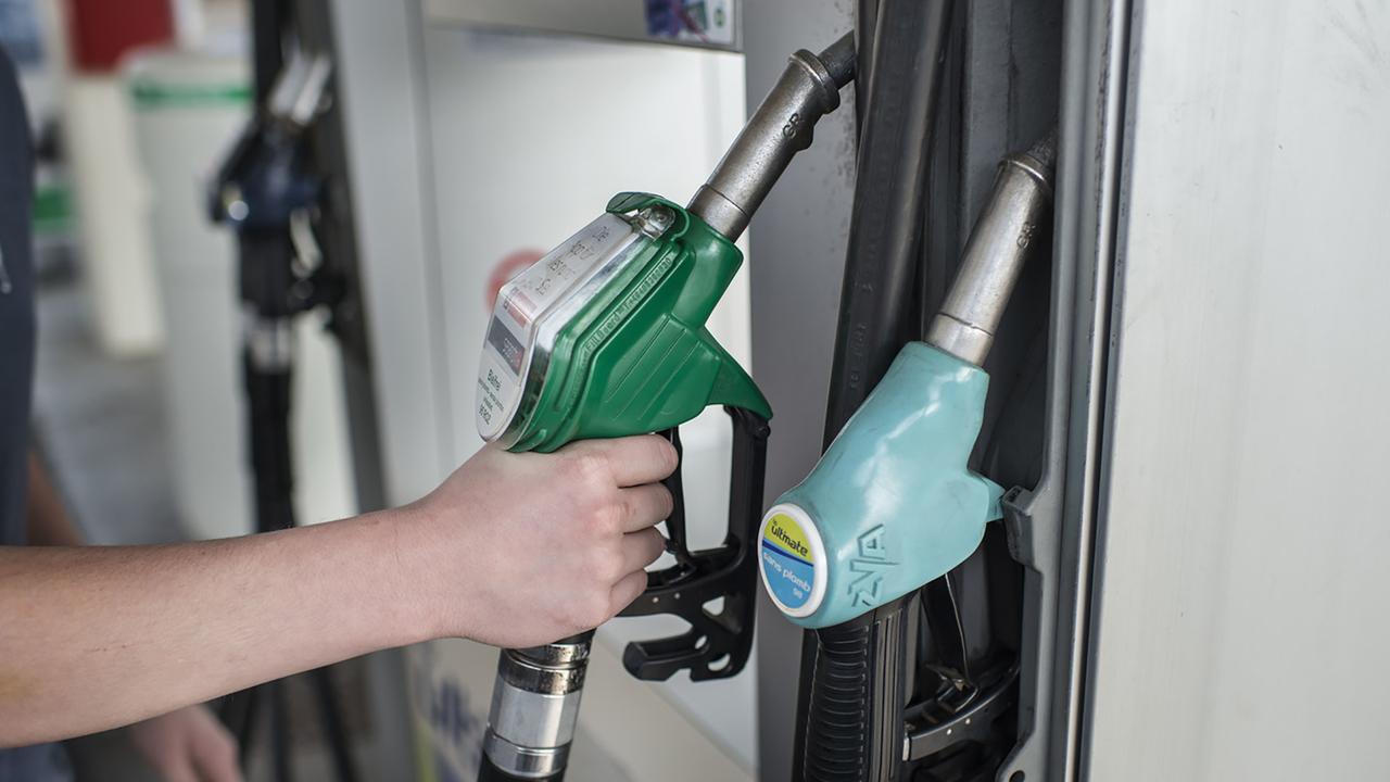 Le prix de l'essence pourrait-il baisser pour les vacances? [Keystone - Christian Beutler]
