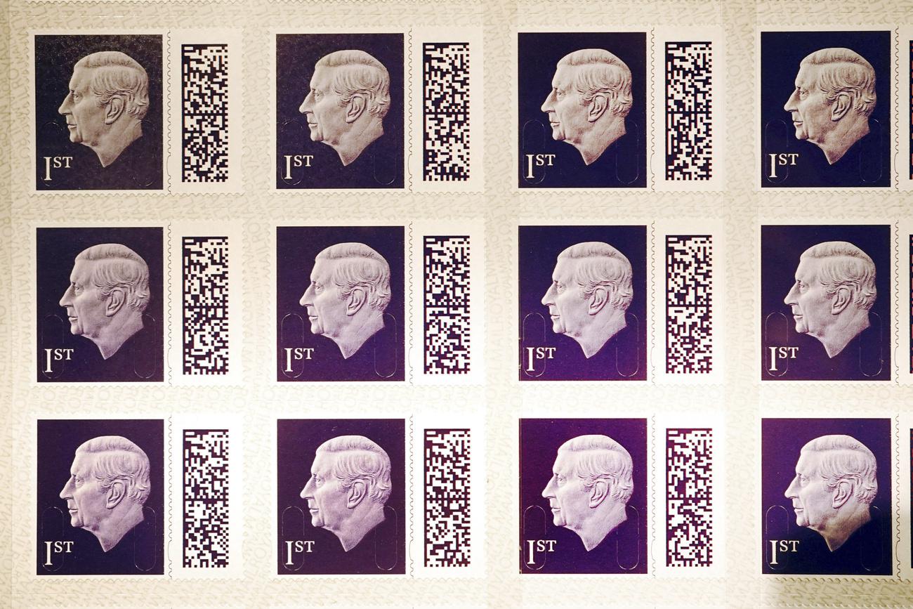 Une feuille des timbres de 1ère classe représentant le roi Charles III [AFP]