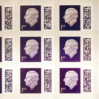 Une feuille des timbres de 1ère classe représentant le roi Charles III [AFP]