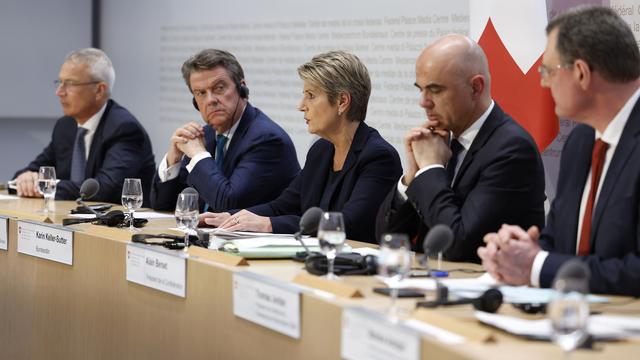 La ministre suisse des finances Karin Keller-Sutter, au centre, s'exprime aux côtés d'Axel Lehmann, président de Credit Suisse, de Colm Kelleher, président d'UBS, du président de la Confédération Alain Berset et de Thomas J. Jordan, président de la Banque nationale suisse, à partir de la gauche, lors d'une conférence de presse, le dimanche 19 mars 2023 à Berne. [Keystone - Peter Klaunzer]