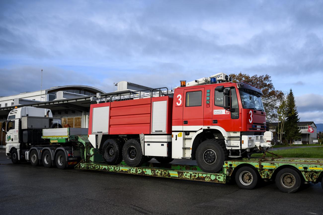Un camion de pompier suisse envoyé en Ukraine en novembre 2022. [Keystone - Jean-Christophe Bott]