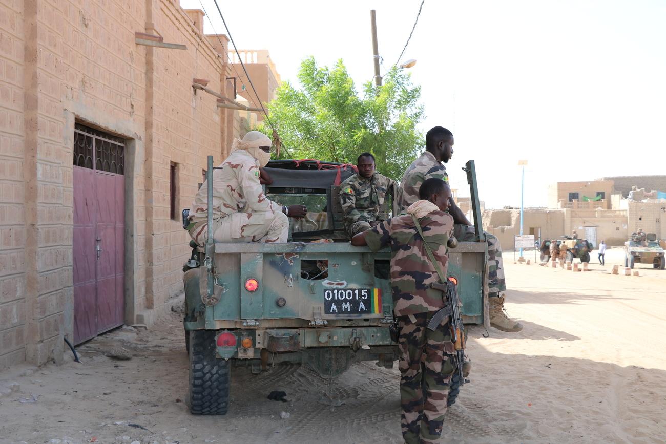 Des soldats maliens en poste dans une localité du nord du pays, région soumise à une forte pression djihadiste. [KEYSTONE - MOULAYE SAYAH]