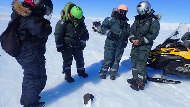 Une trouvaille de taille! La météorite repérée sur la glace bleue par l'équipe belgo-suisse pèse 7,6 kilos. Antarctique, le 5 janvier 2023. [ETH Zürich - Maria Schönbächler]