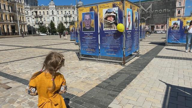 Solomia, 4 ans, devant la photo de son papa Bogdan, mort au front. [RTS - Maurine Mercier]