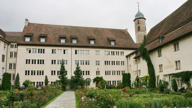 Le jardin botanique et le bâtiment central du lycée cantonal de Porrentruy. [Wikipédia - Polo7]