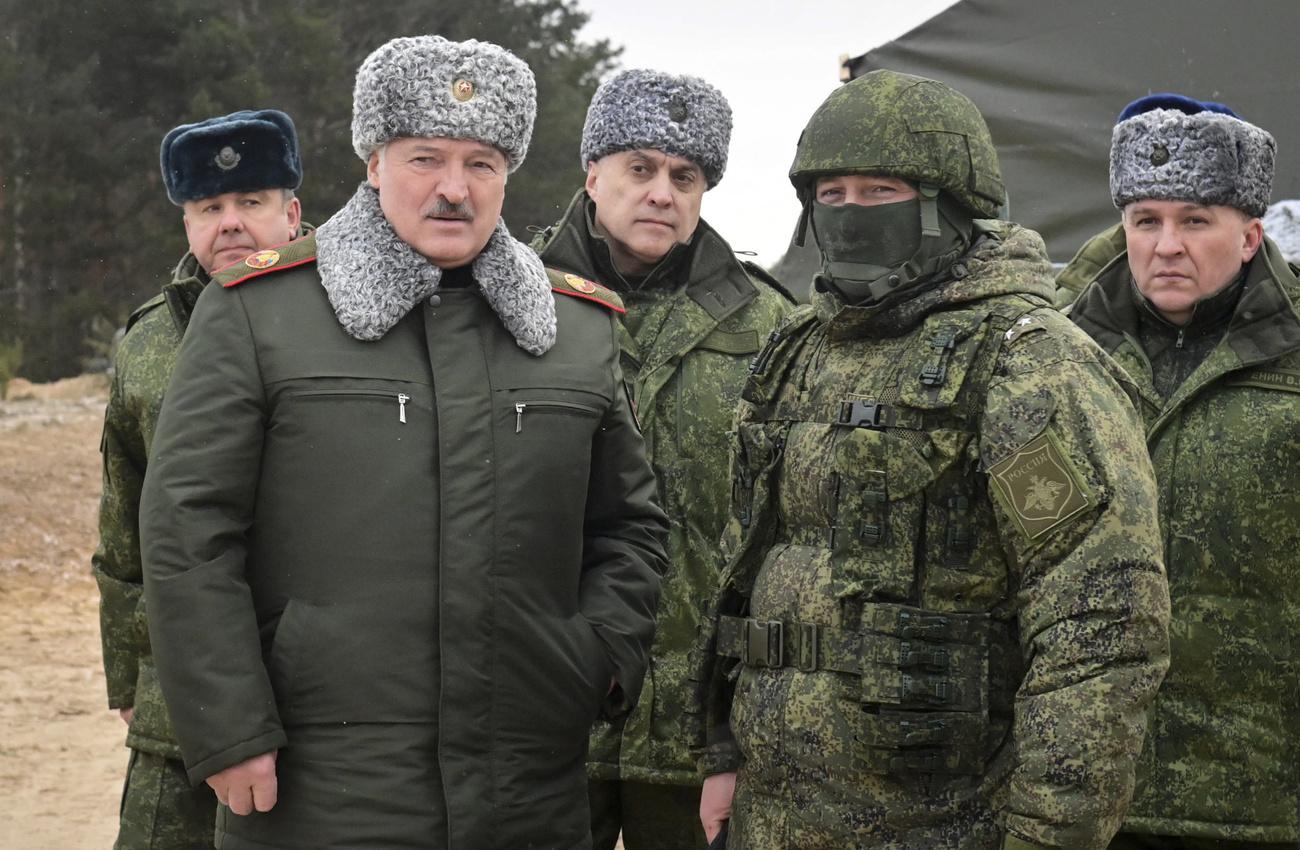Le président biélorusse Alexandre Loukachenko avec ses troupes début janvier. [Keystone - Andrei Stasevich/BelTA Pool Photo via AP]