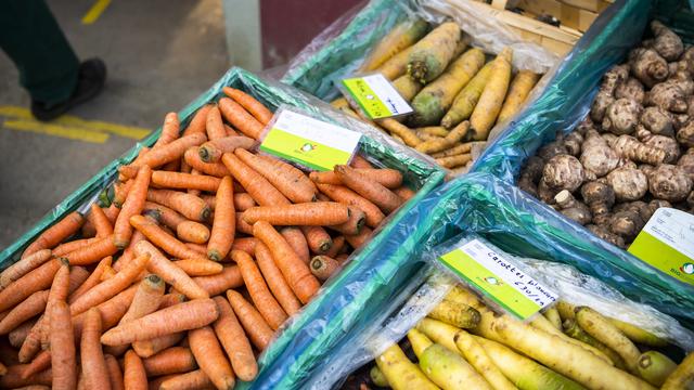 Des carottes et des légumes bio sur un marché. [Keystone - Jean-Christophe Bott]