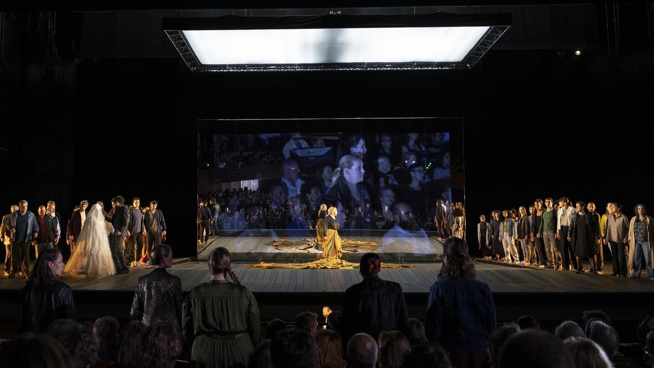 Des chanteuses du choeur parmi le public dans le "Nabucco" de Verdi mis en scène par Christiane Jatahy au Grand Théâtre de Genève. [Grand Théâtre de Genève - Carole Parodi]