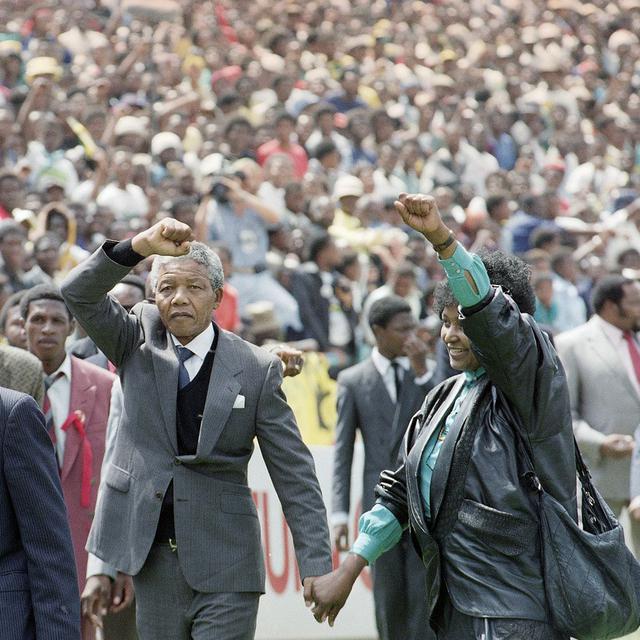 Le 13 février 1990, deux jours après sa libération, Nelson Mandela (accompagné de sa femme Winnie) est accueilli dans le stade de football de Soweto par une foule estimée à 120'000 personnes. [AP Photo/Keystone]