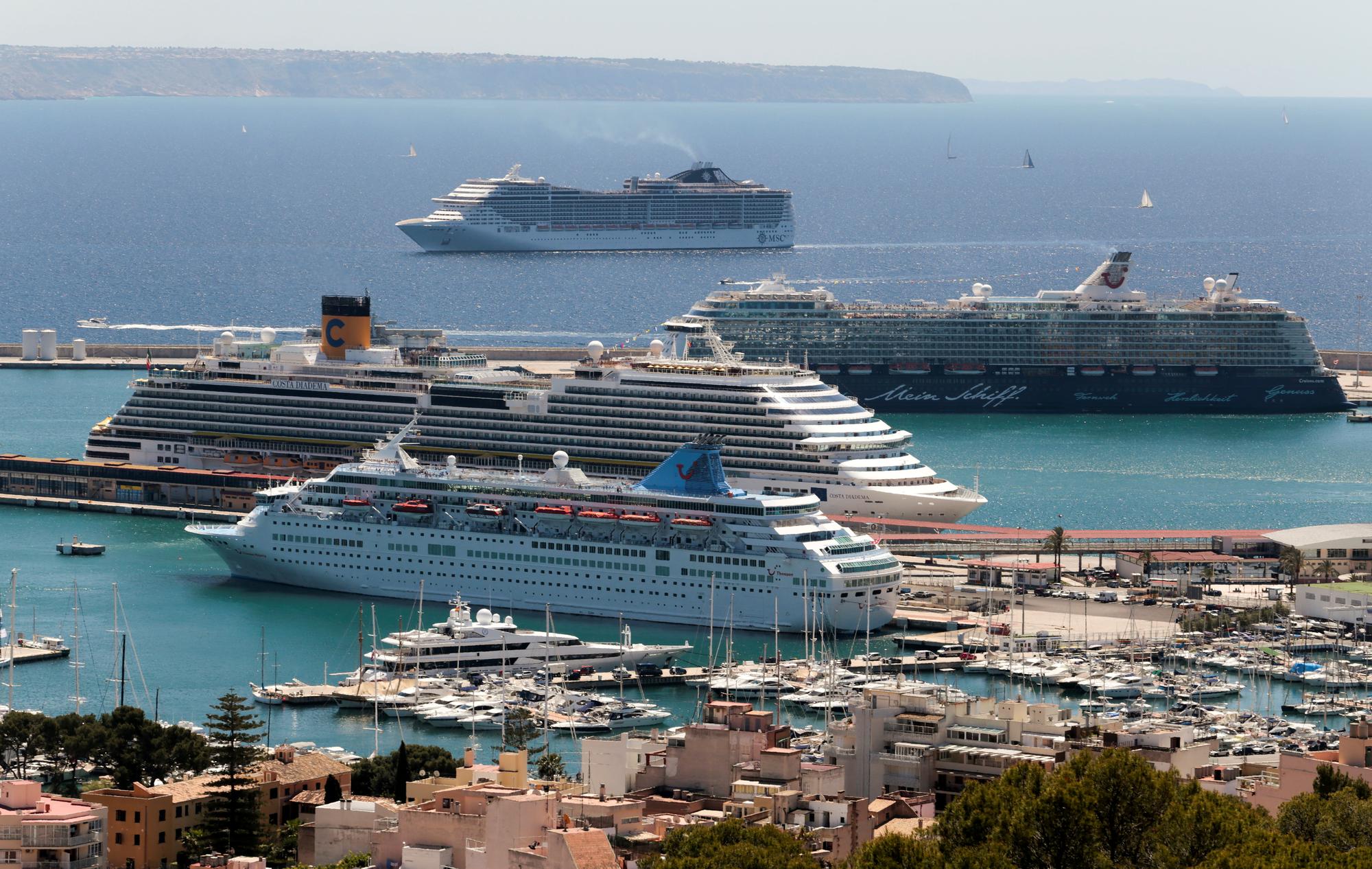 D'immenses bateaux de croisière mouillent dans le port de Palma, à Majorque, le 3 mai 2016. [Reuters - Enrique Calvo]