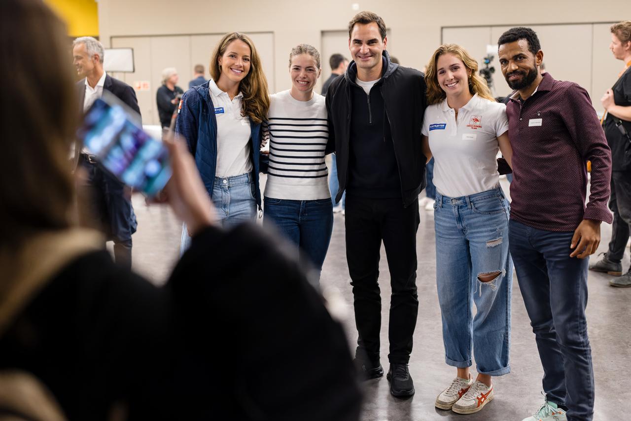 Avec d'autres athlètes, Tadesse Abraham a participé le 2 novembre au lancement de la campagne "Paris 2024" de Swiss Olympic. [Keystone - Philipp Schmidli]